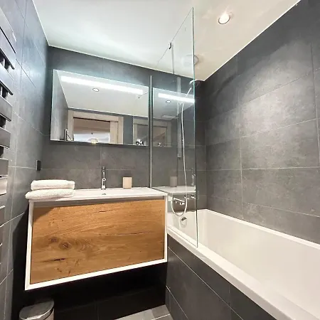 Apartment 3 Au Centre Des Gets Avec Balcon, Parking Et Cheminee - Fr-1-623-333 *
